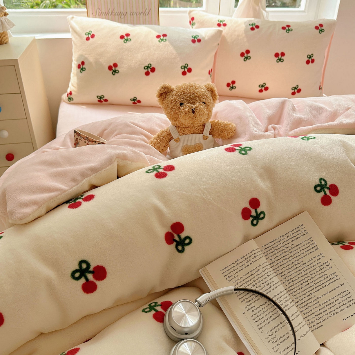 91家纺网 家纺一手货源 找家纺 优选 2025新款小清新加厚高克重牛奶绒四件套直播爆款电商爆款粉色樱桃