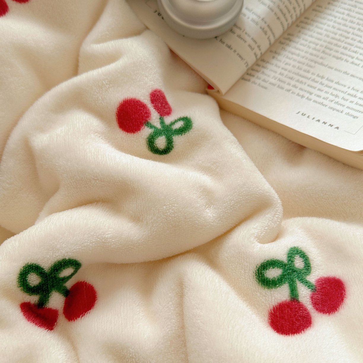 91家纺网 家纺一手货源 找家纺 优选 2025新款小清新加厚高克重牛奶绒四件套直播爆款电商爆款粉色樱桃