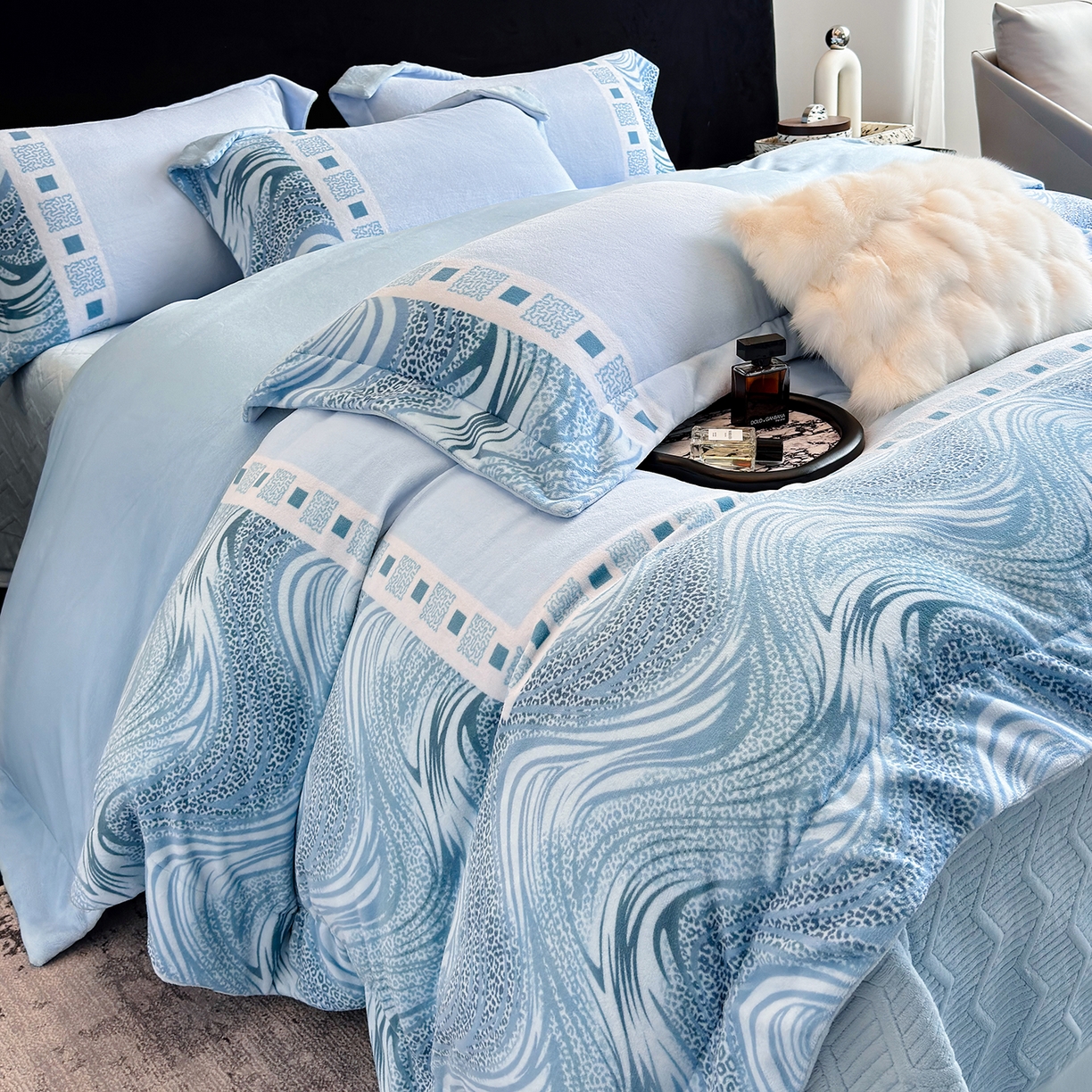 91家纺网 家纺一手货源 找家纺 新方向 2025新款全消光A类数码印花牛奶绒四件套-贝斯 贝斯-星月蓝