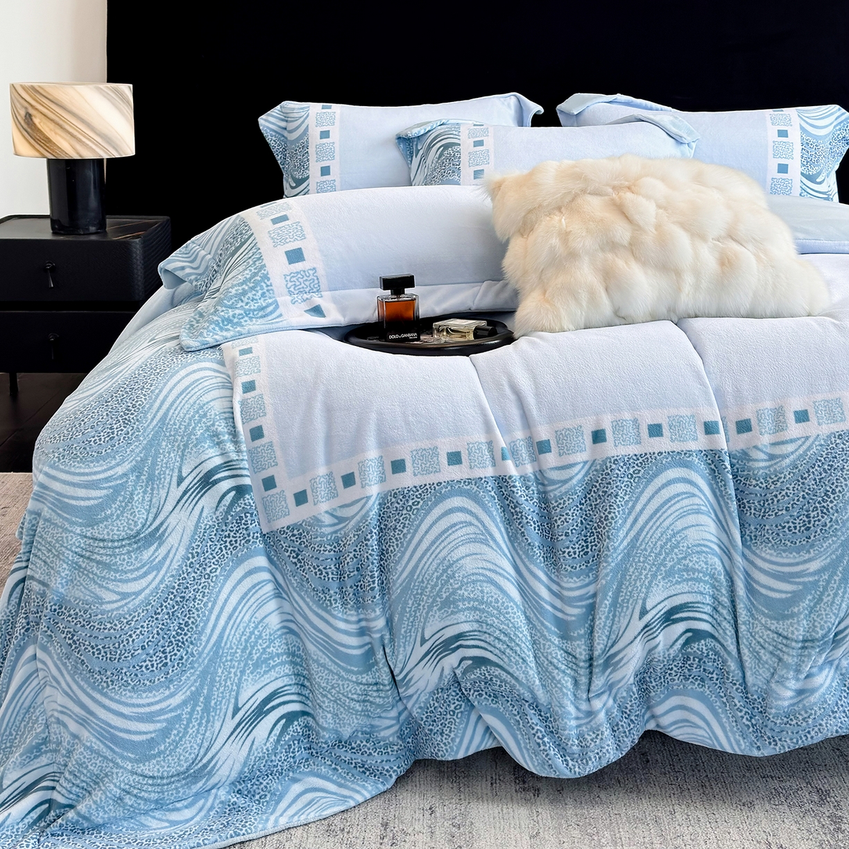 91家纺网 家纺一手货源 找家纺 新方向 2025新款全消光A类数码印花牛奶绒四件套-贝斯 贝斯-星月蓝