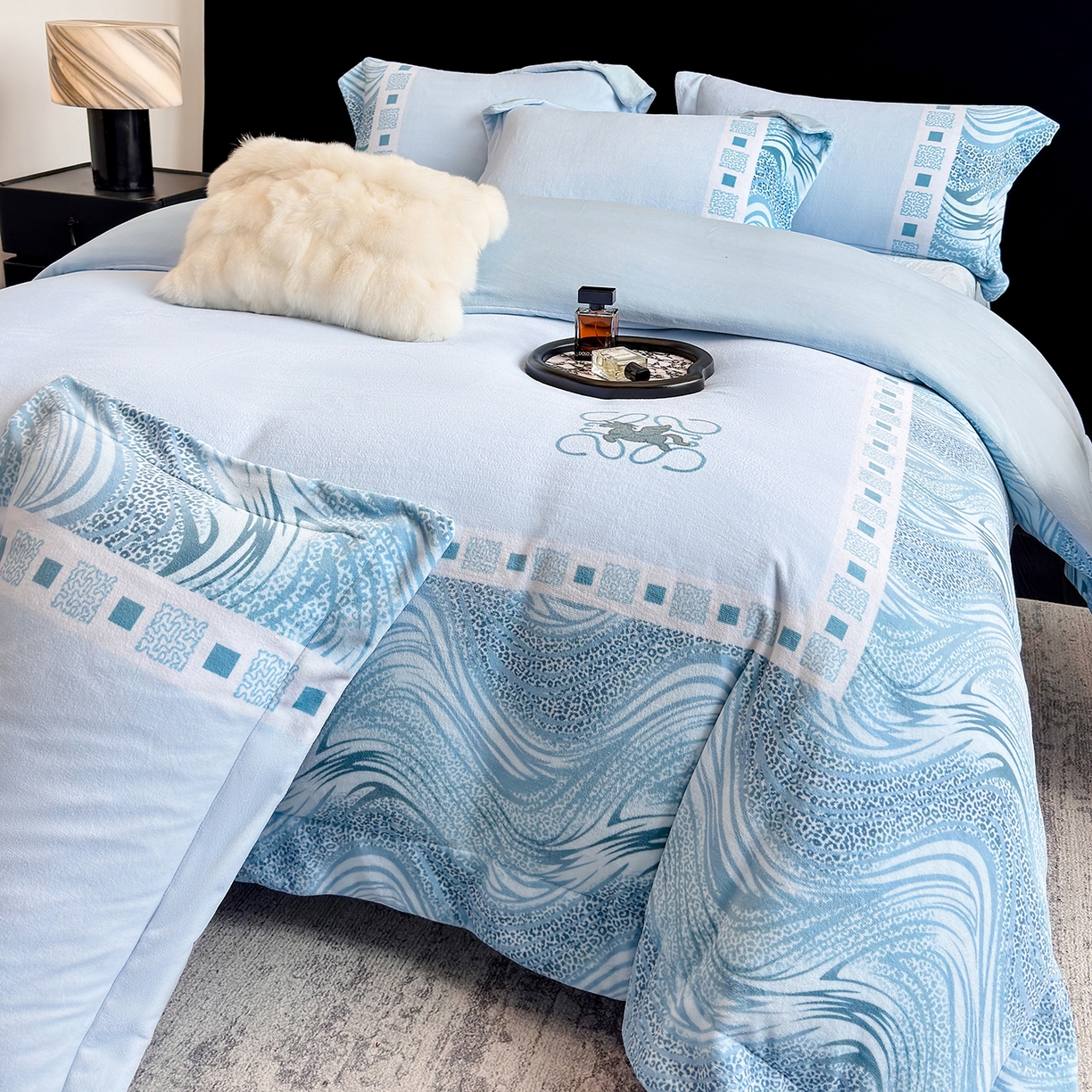 91家纺网 家纺一手货源 找家纺 新方向 2025新款全消光A类数码印花牛奶绒四件套-贝斯 贝斯-星月蓝