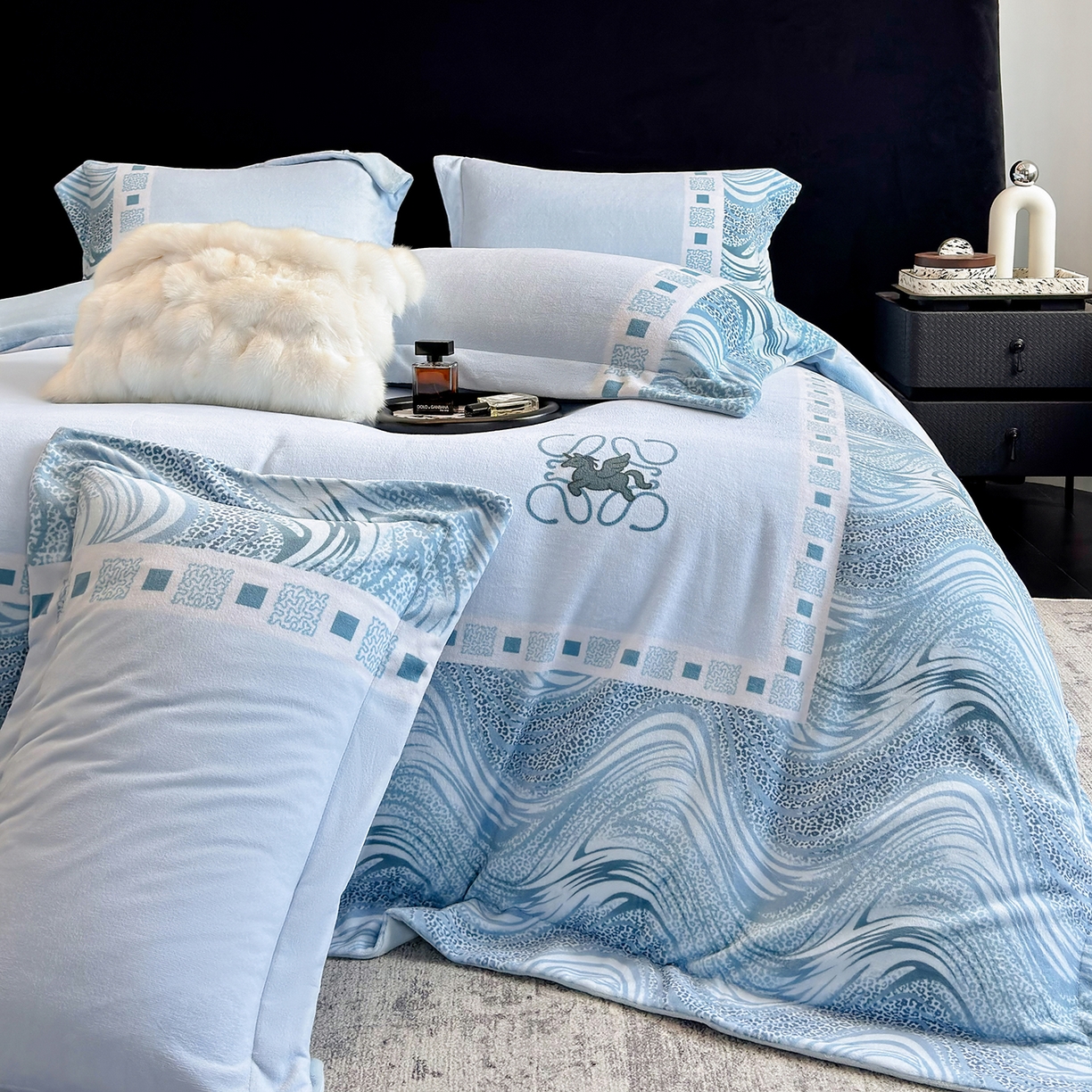 91家纺网 家纺一手货源 找家纺 新方向 2025新款全消光A类数码印花牛奶绒四件套-贝斯 贝斯-星月蓝