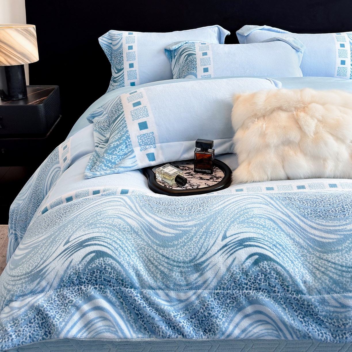 91家纺网 家纺一手货源 找家纺 新方向 2025新款全消光A类数码印花牛奶绒四件套-贝斯 贝斯-星月蓝