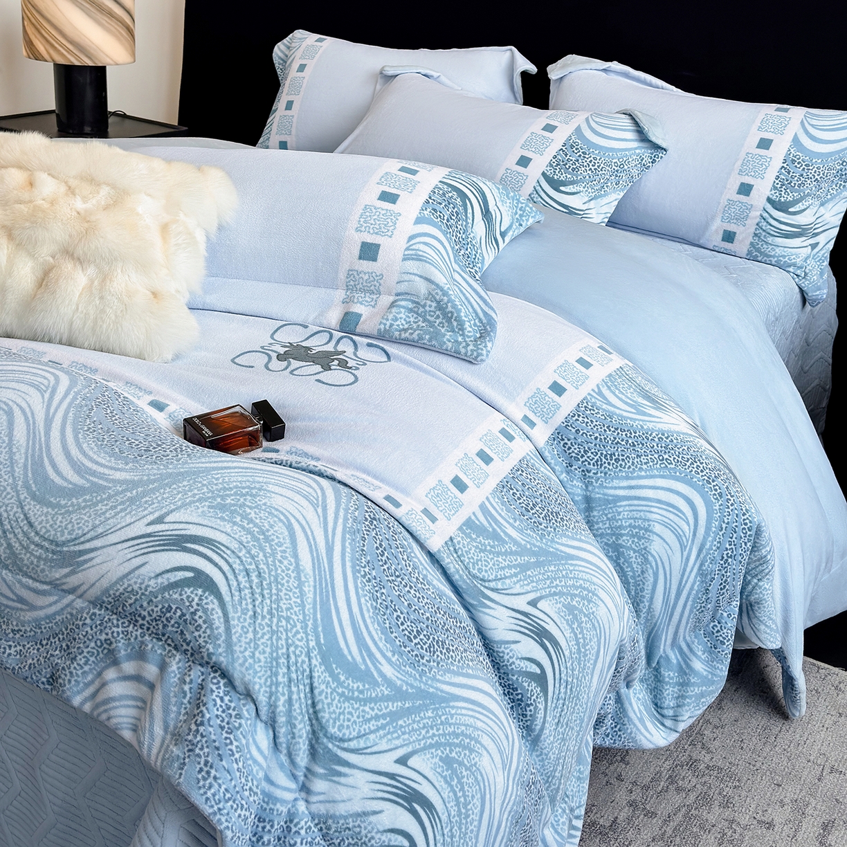 91家纺网 家纺一手货源 找家纺 新方向 2025新款全消光A类数码印花牛奶绒四件套-贝斯 贝斯-星月蓝