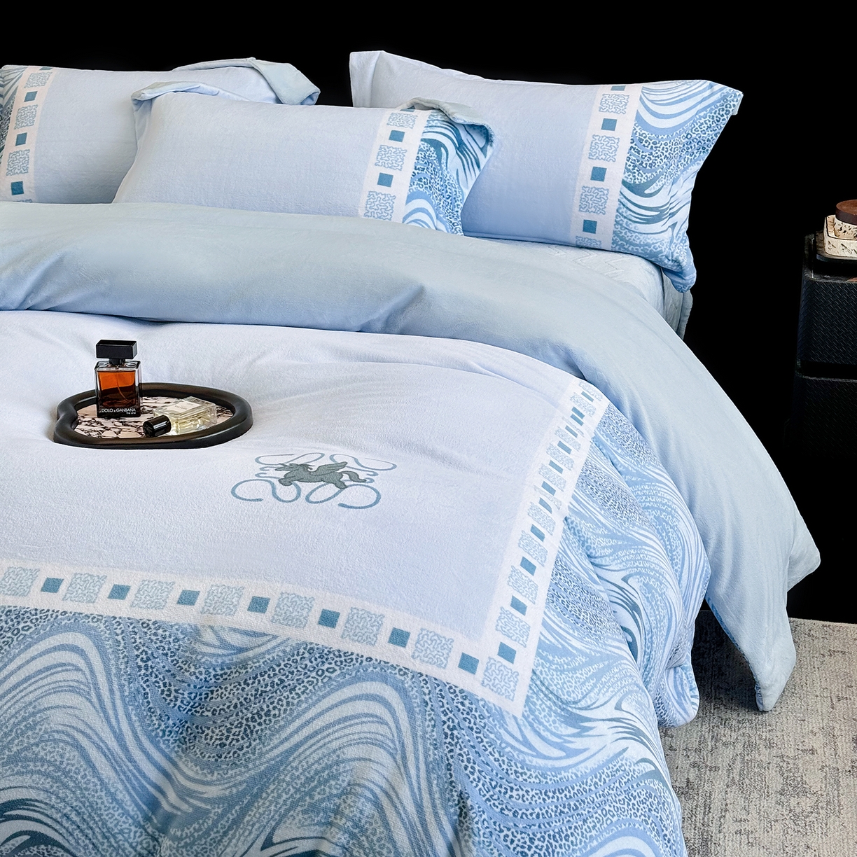 91家纺网 家纺一手货源 找家纺 新方向 2025新款全消光A类数码印花牛奶绒四件套-贝斯 贝斯-星月蓝