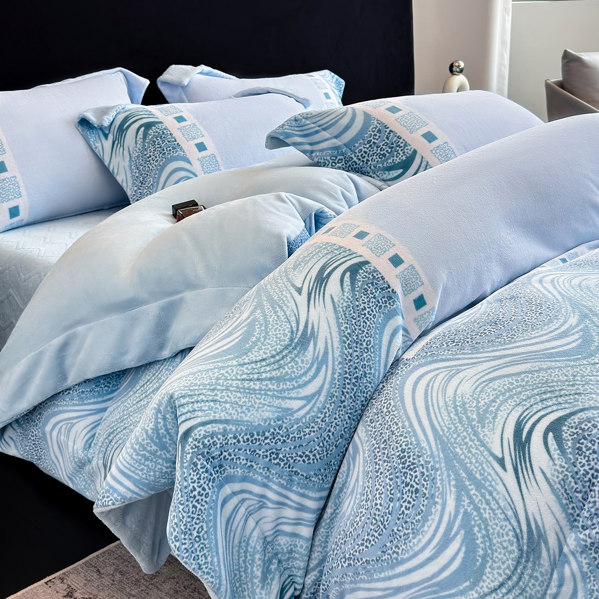 91家纺网 家纺一手货源 找家纺 新方向 2025新款全消光A类数码印花牛奶绒四件套-贝斯 贝斯-星月蓝