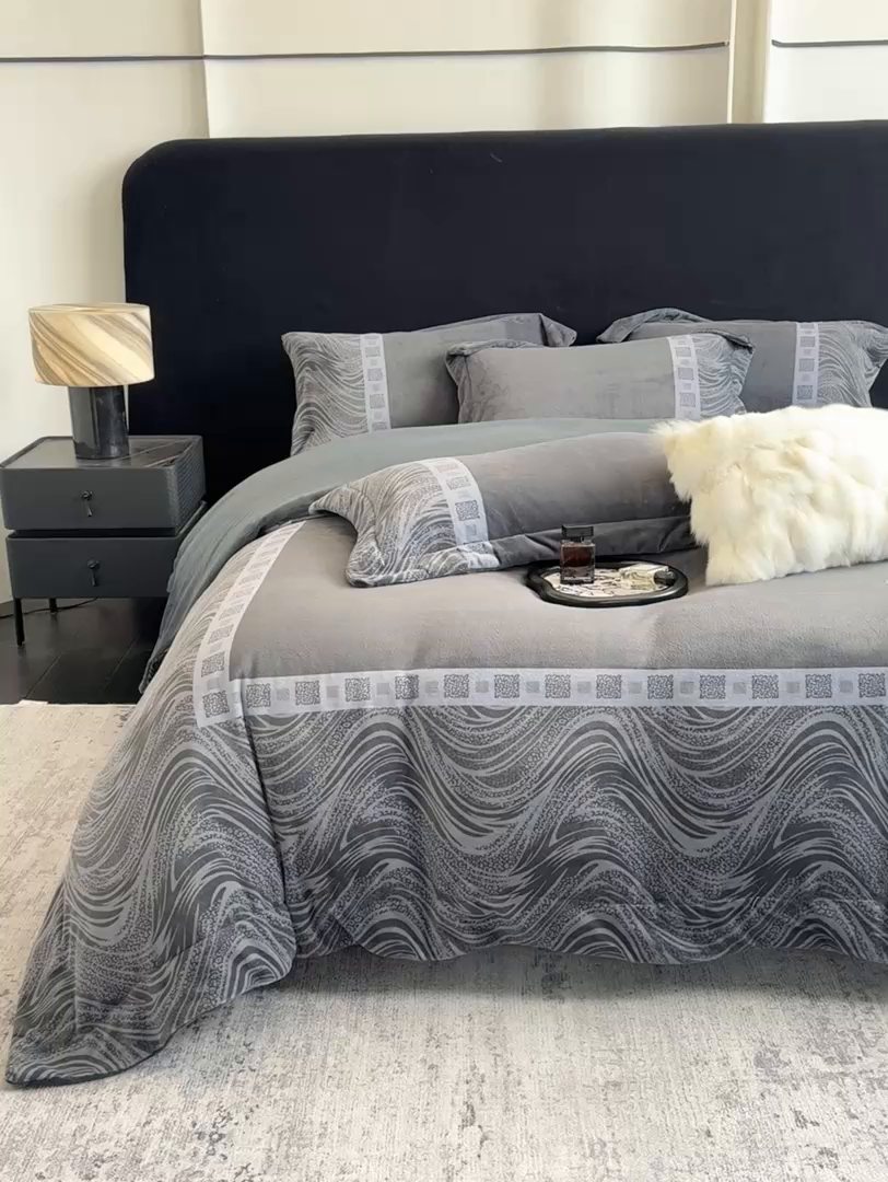 91家纺网 家纺一手货源 找家纺 新方向 2025新款全消光A类数码印花牛奶绒四件套-贝斯 贝斯-爵士灰