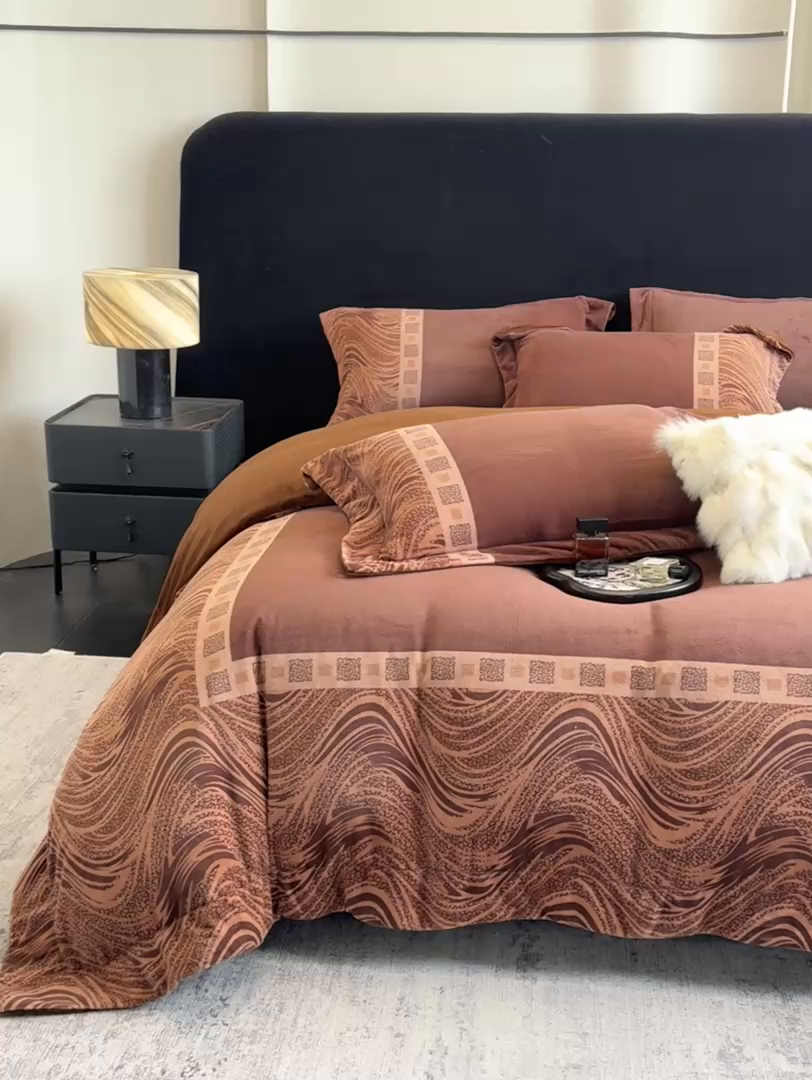 91家纺网 家纺一手货源 找家纺 新方向 2025新款全消光A类数码印花牛奶绒四件套-贝斯 贝斯-咖啡