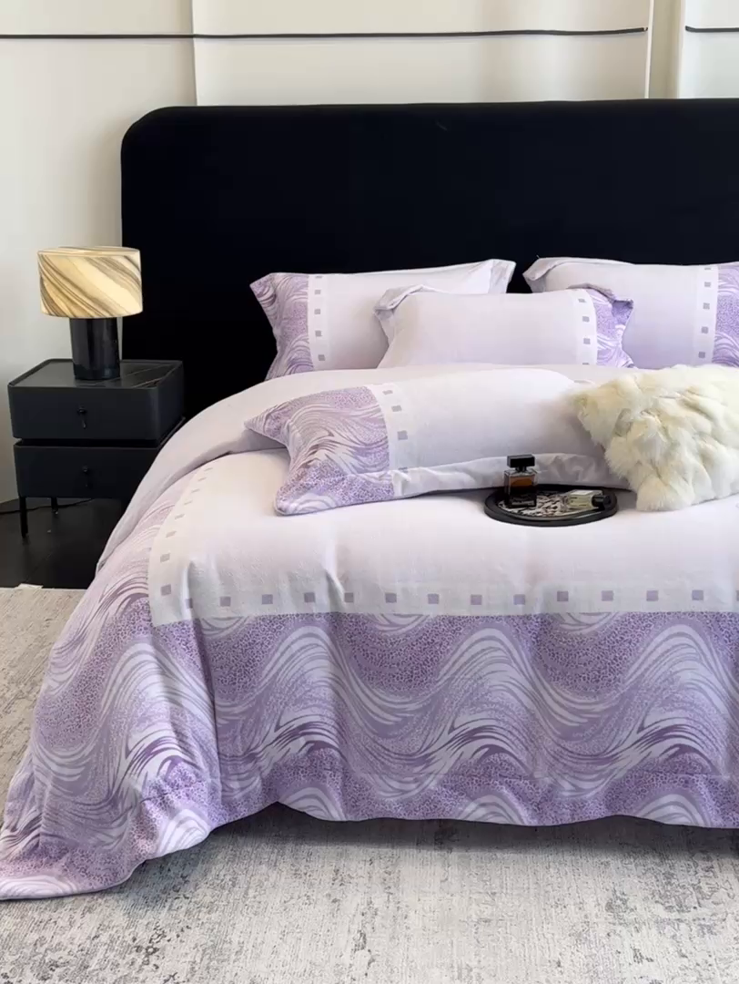 91家纺网 家纺一手货源 找家纺 新方向 2025新款全消光A类数码印花牛奶绒四件套-贝斯 贝斯-魅紫