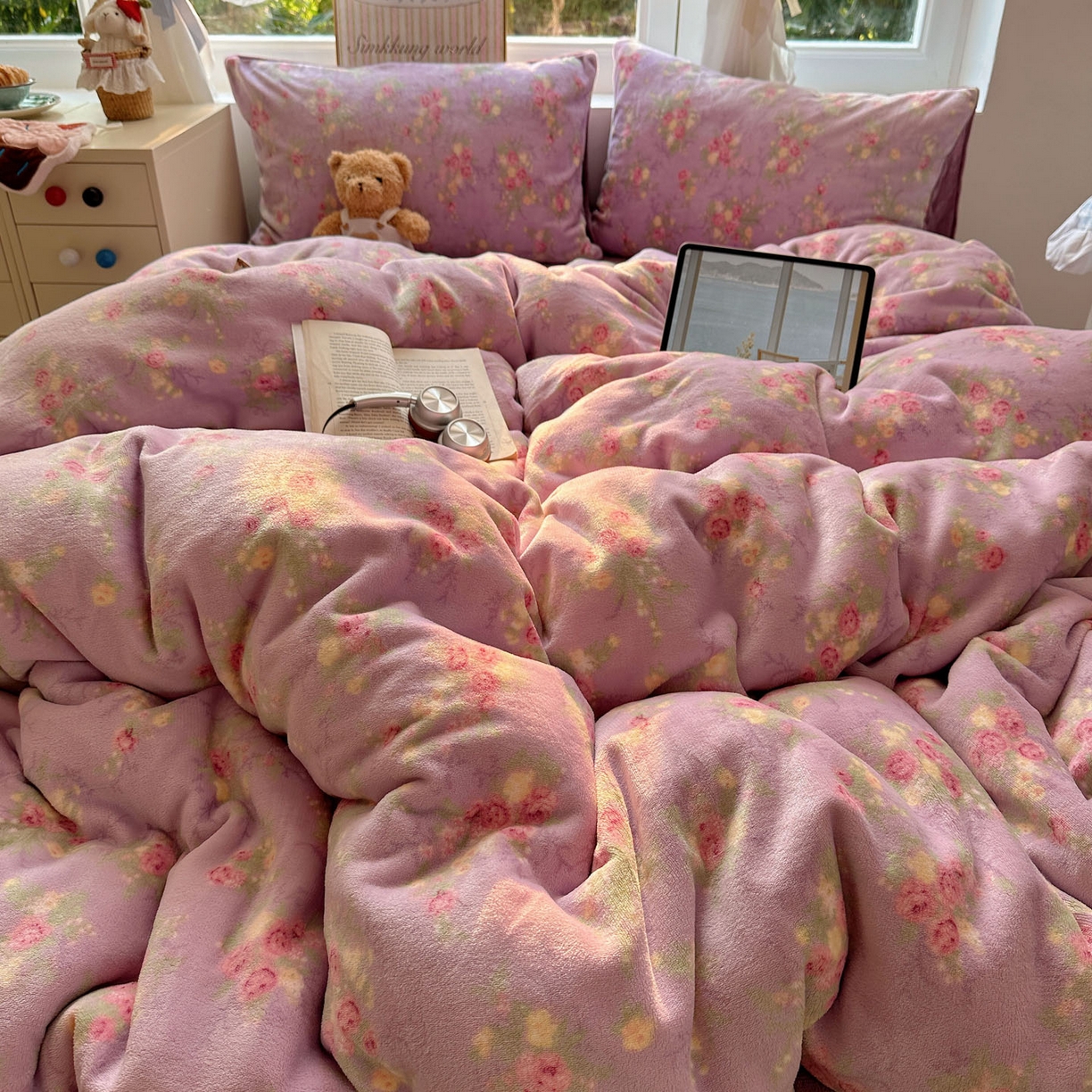 91家纺网 家纺一手货源 找家纺 优选 2025新款小清新加厚高克重牛奶绒四件套直播爆款电商爆款花团锦簇