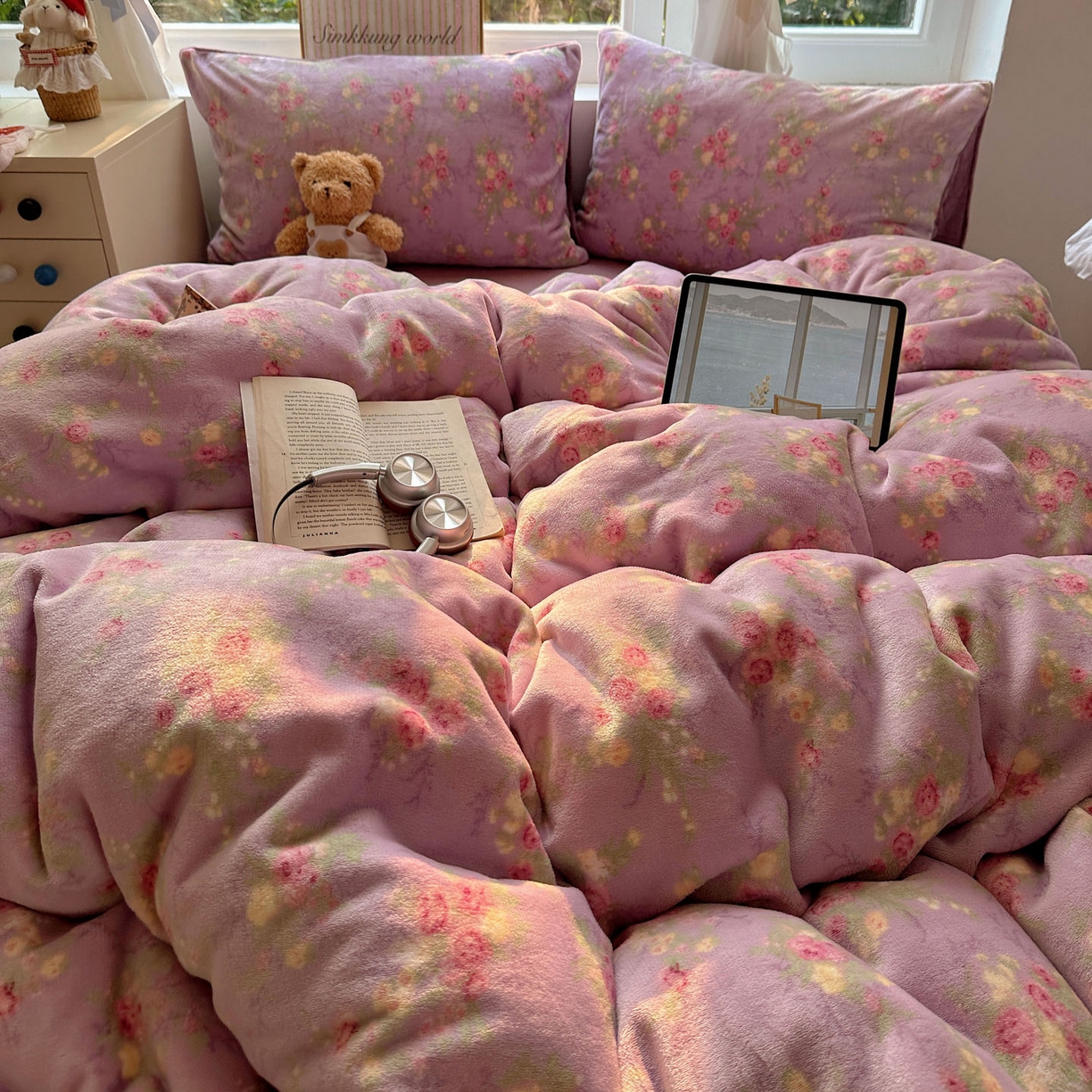 91家纺网 家纺一手货源 找家纺 优选 2025新款小清新加厚高克重牛奶绒四件套直播爆款电商爆款花团锦簇