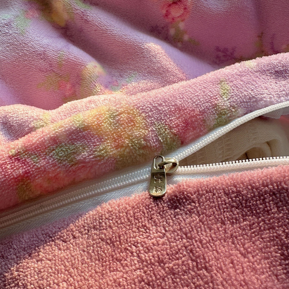 91家纺网 家纺一手货源 找家纺 优选 2025新款小清新加厚高克重牛奶绒四件套直播爆款电商爆款花团锦簇