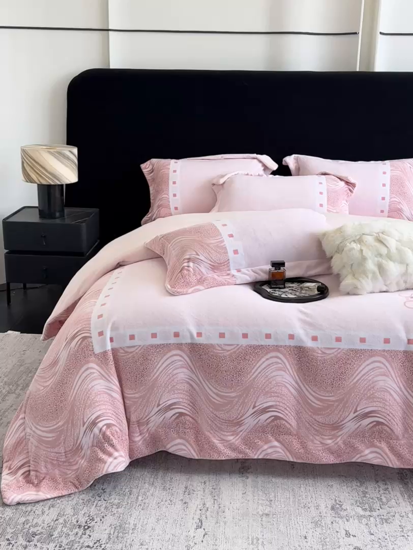 91家纺网 家纺一手货源 找家纺 新方向 2025新款全消光A类数码印花牛奶绒四件套-贝斯 贝斯-蔷薇粉