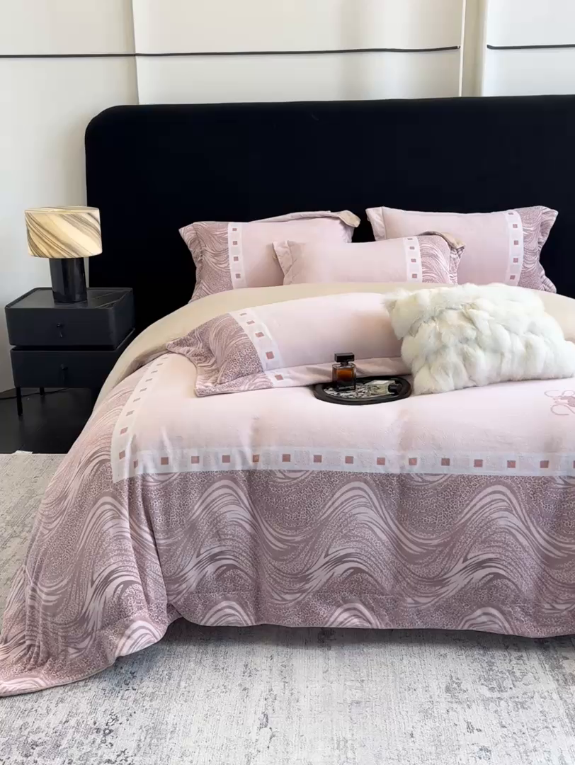 91家纺网 家纺一手货源 找家纺 新方向 2025新款全消光A类数码印花牛奶绒四件套-贝斯 贝斯-香槟