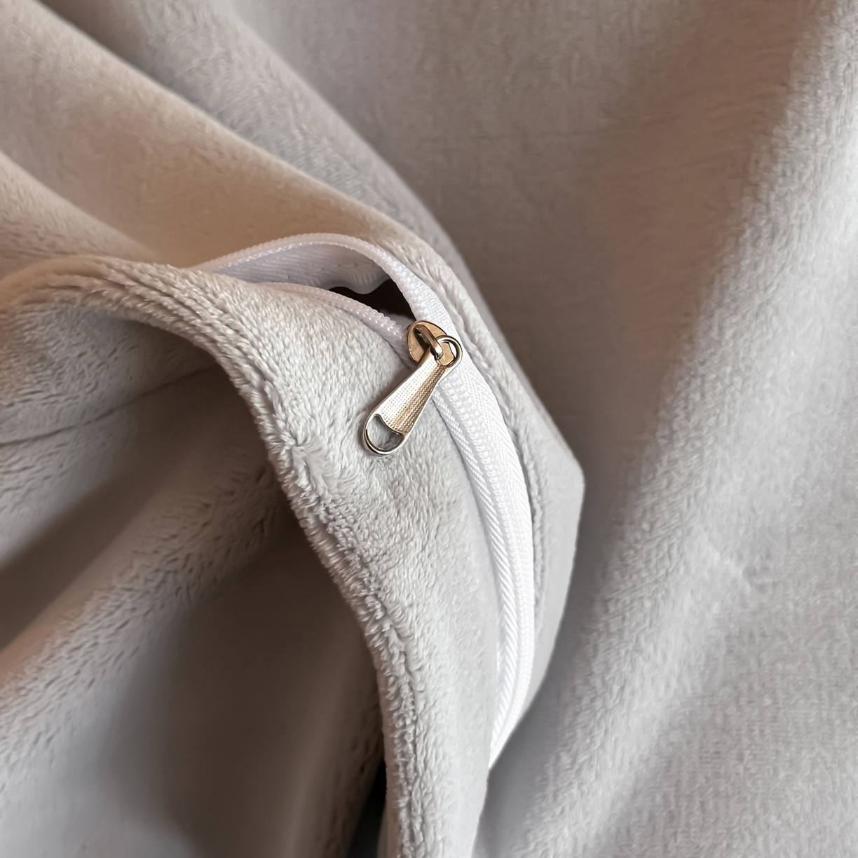 91家纺网 家纺一手货源 找家纺 如一 2025新款水晶绒双拼刺绣四件套轻羽系列 轻羽-豆沙灰