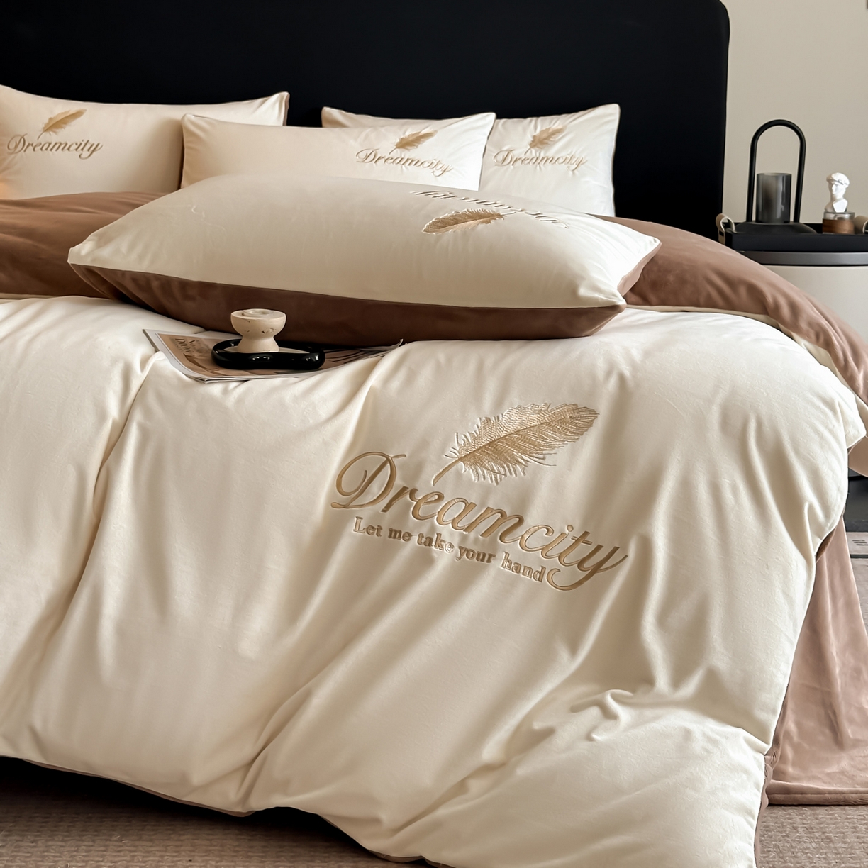 91家纺网 家纺一手货源 找家纺 如一 2025新款水晶绒双拼刺绣四件套轻羽系列 轻羽-奶白咖