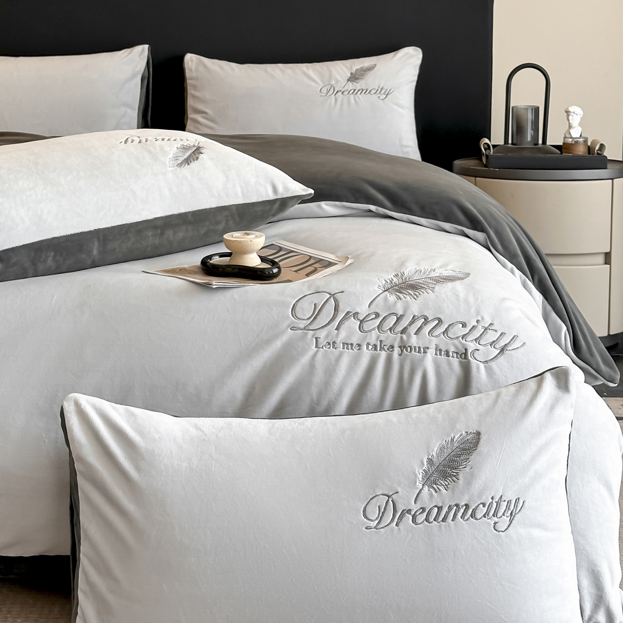 91家纺网 家纺一手货源 找家纺 如一 2025新款水晶绒双拼刺绣四件套轻羽系列 轻羽-典雅灰