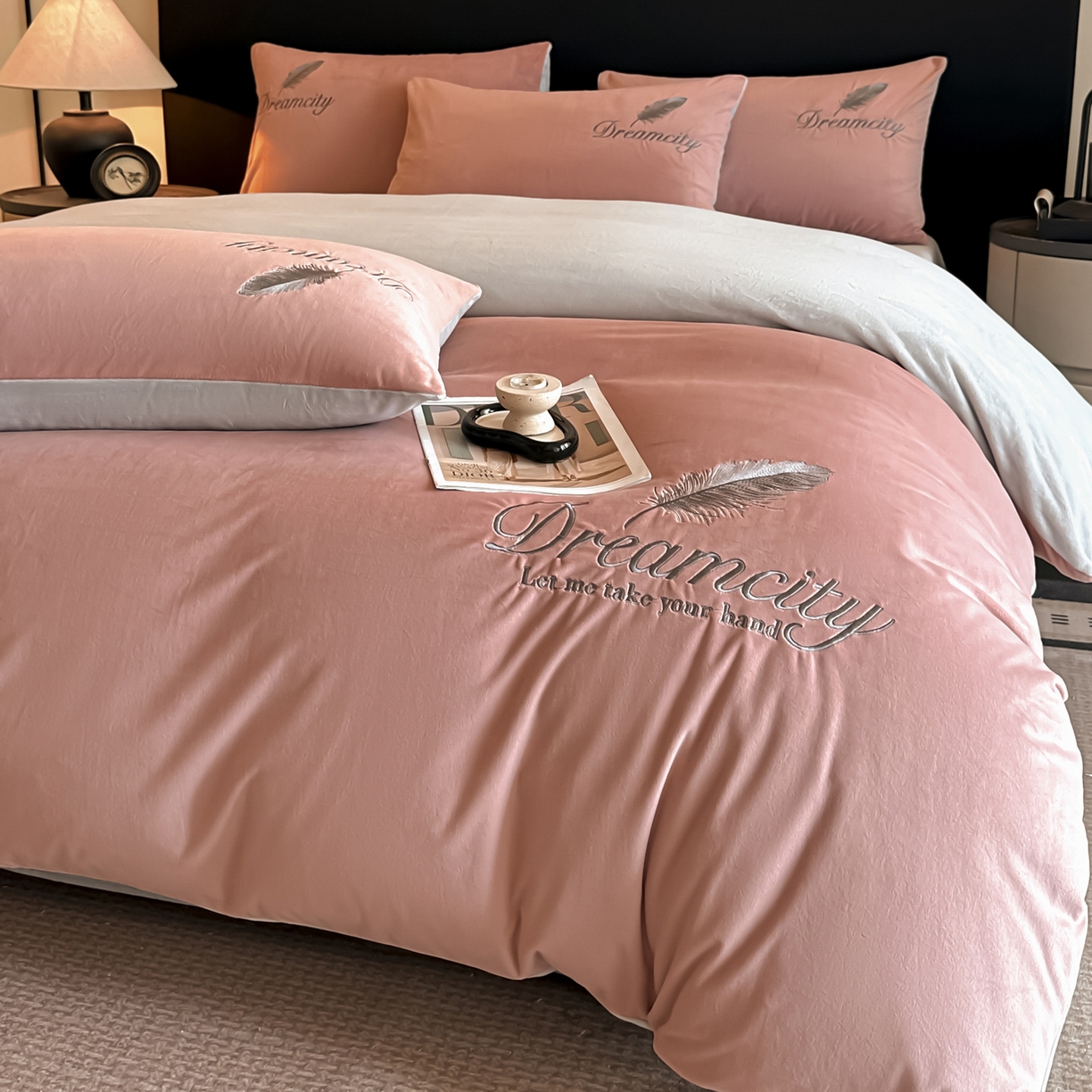 如一 2025新款水晶绒双拼刺绣四件套轻羽系列 轻羽-豆沙灰