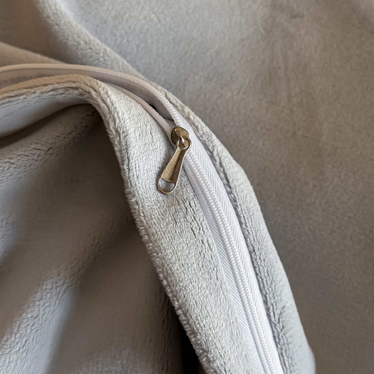 91家纺网 家纺一手货源 找家纺 如一 2025新款水晶绒双拼刺绣四件套轻羽系列 轻羽-深灰银