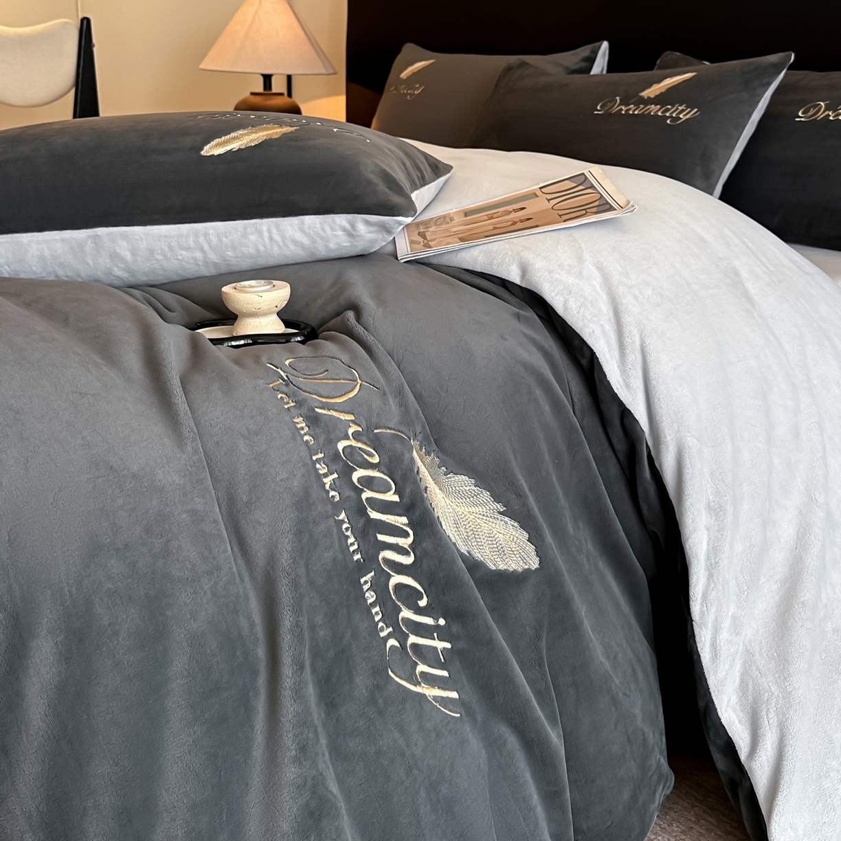 91家纺网 家纺一手货源 找家纺 如一 2025新款水晶绒双拼刺绣四件套轻羽系列 轻羽-深灰银