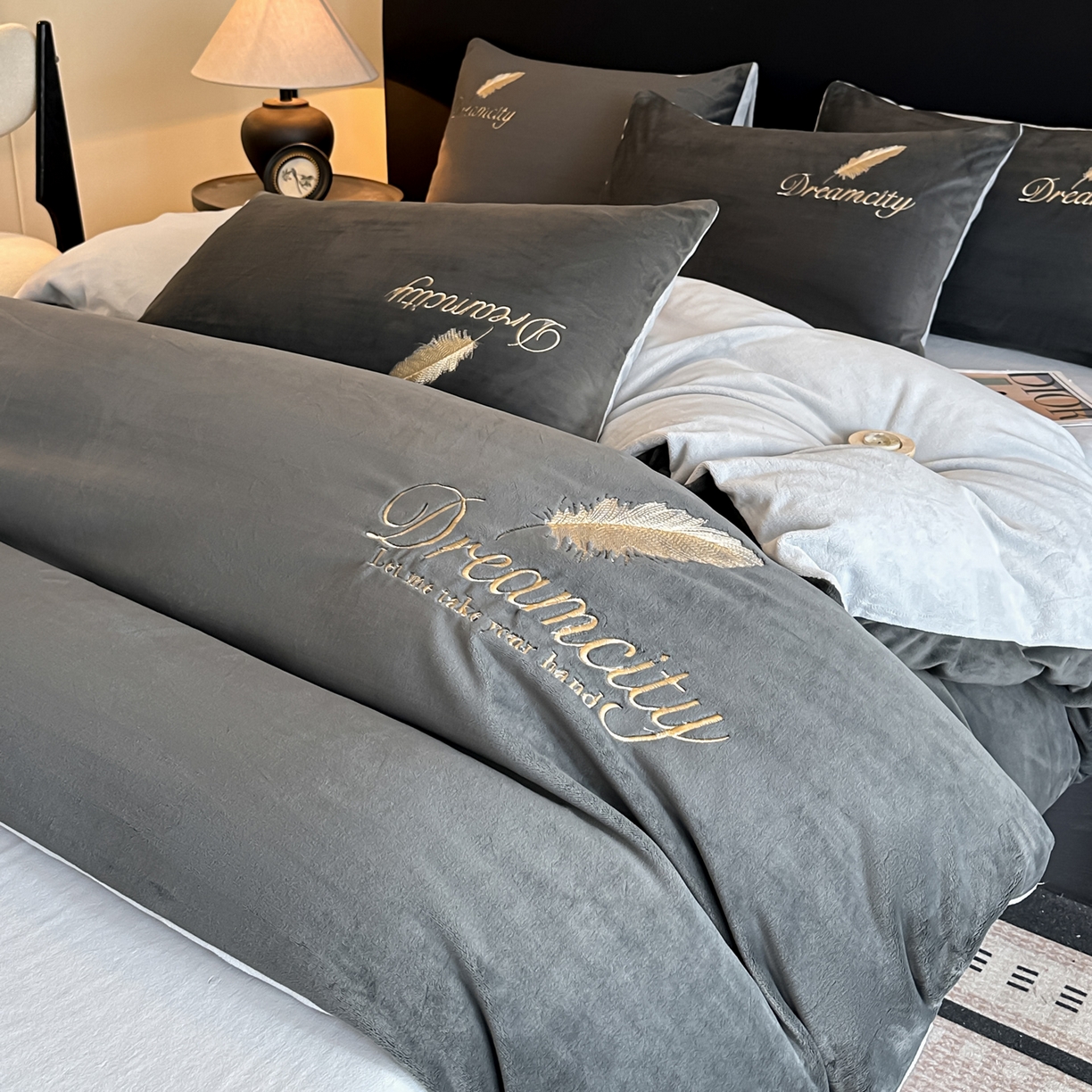 91家纺网 家纺一手货源 找家纺 如一 2025新款水晶绒双拼刺绣四件套轻羽系列 轻羽-深灰银