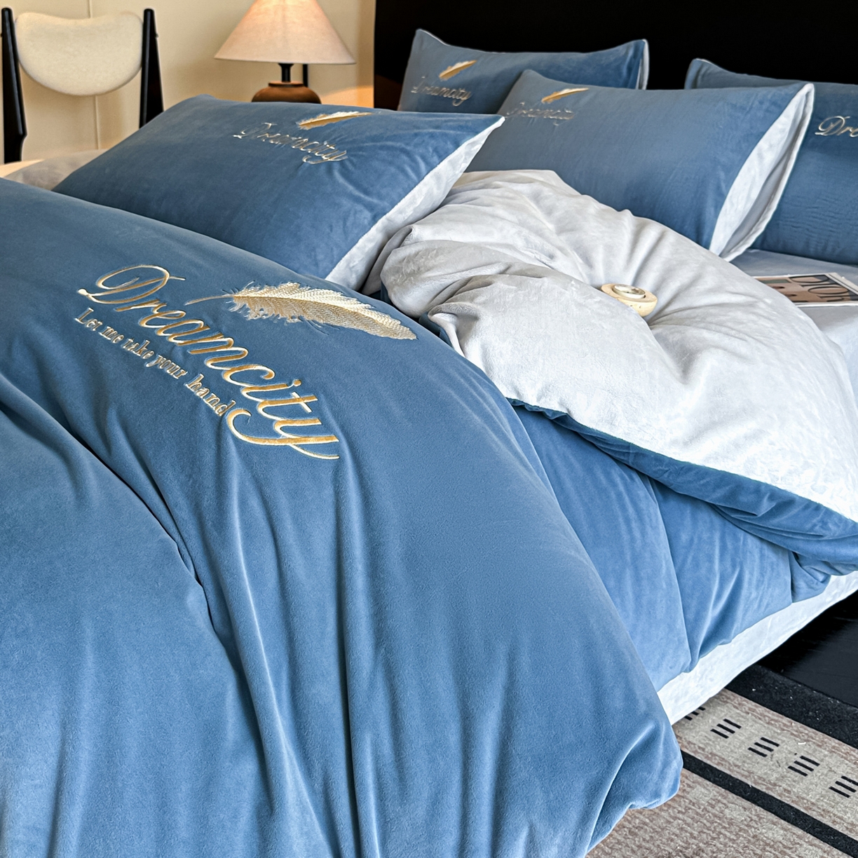 91家纺网 家纺一手货源 找家纺 如一 2025新款水晶绒双拼刺绣四件套轻羽系列 轻羽-雾蓝灰