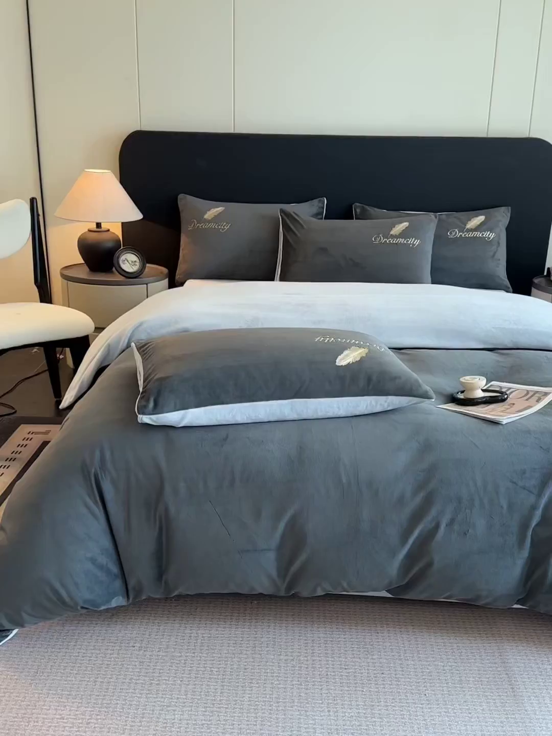 91家纺网 家纺一手货源 找家纺 如一 2025新款水晶绒双拼刺绣四件套轻羽系列 轻羽-深灰银