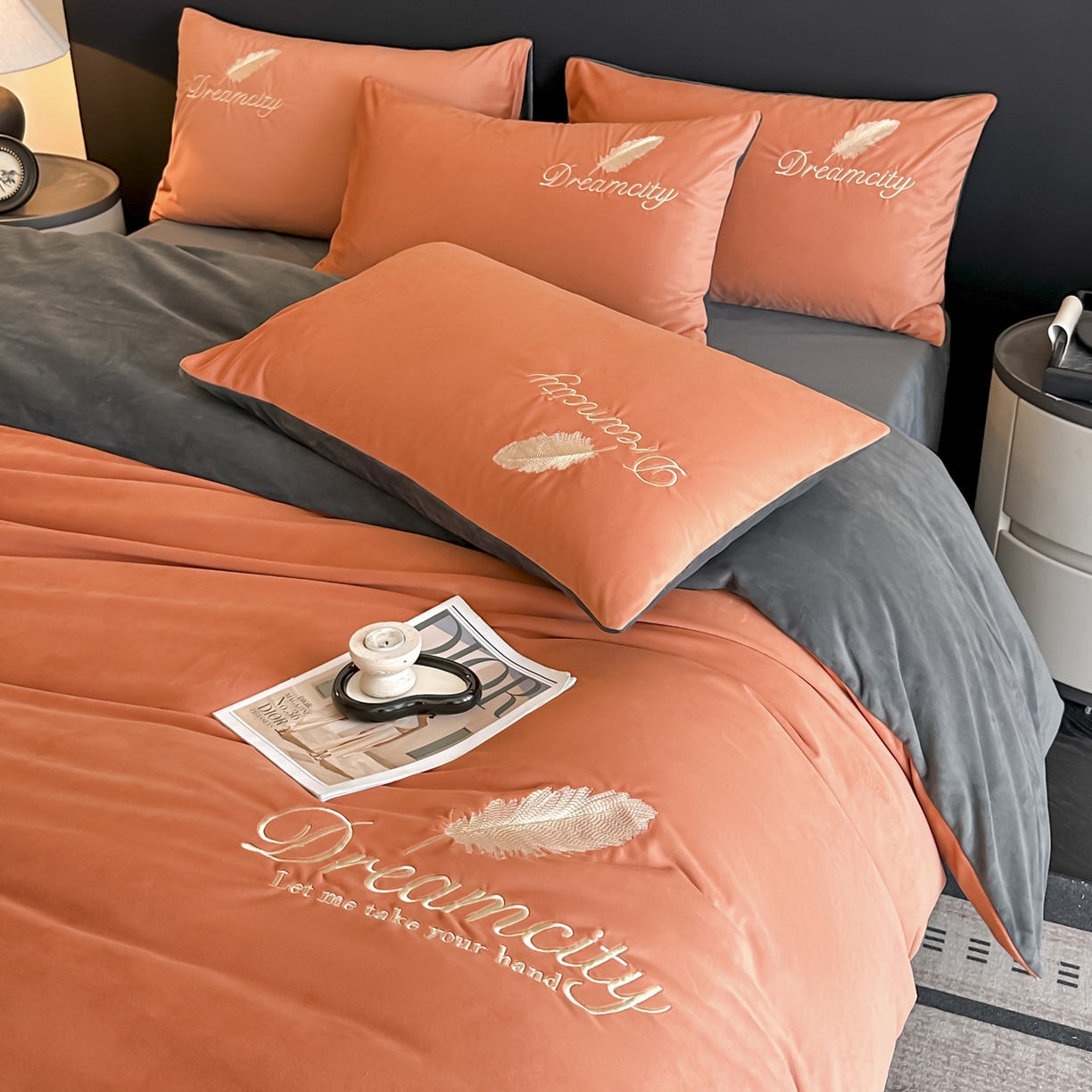 91家纺网 家纺一手货源 找家纺 如一 2025新款水晶绒双拼刺绣四件套轻羽系列 轻羽-落日橙