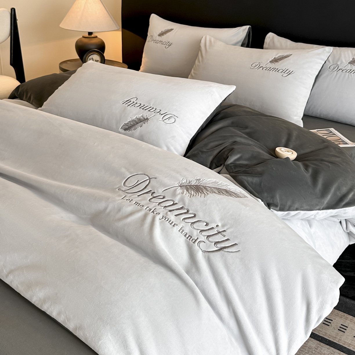 91家纺网 家纺一手货源 找家纺 如一 2025新款水晶绒双拼刺绣四件套轻羽系列 轻羽-典雅灰