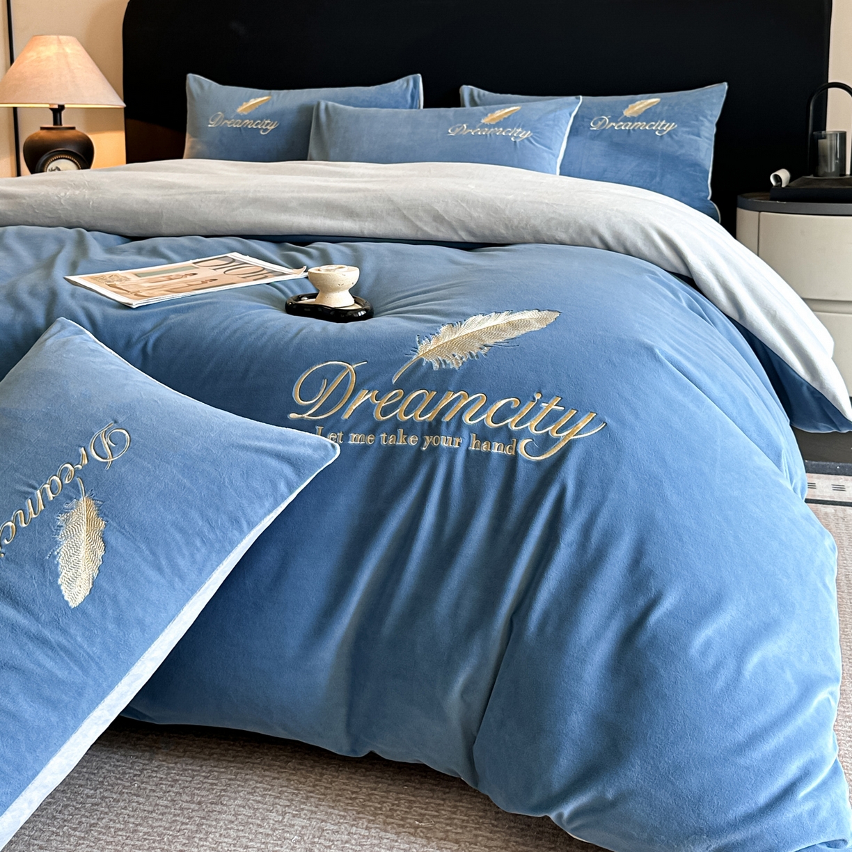 91家纺网 家纺一手货源 找家纺 如一 2025新款水晶绒双拼刺绣四件套轻羽系列 轻羽-雾蓝灰