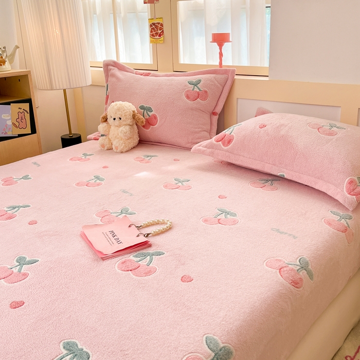 91家纺网 家纺一手货源 找家纺 川悦生活 2025新款高克重雪花绒卡通印花加厚保暖大床单床笠 床笠桃心爱语