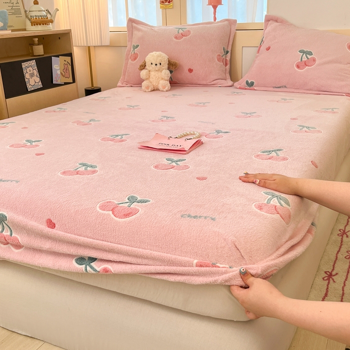 91家纺网 家纺一手货源 找家纺 川悦生活 2025新款高克重雪花绒卡通印花加厚保暖大床单床笠 床笠桃心爱语