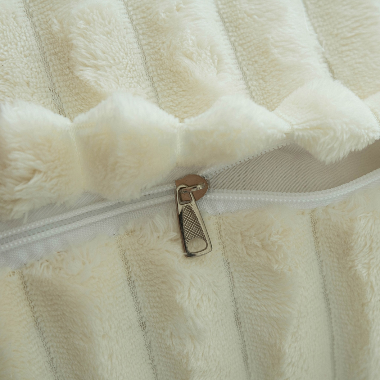 91家纺网 家纺一手货源 找家纺 （总）美达人 2025新款兔绒抽条三角靠垫加枕头