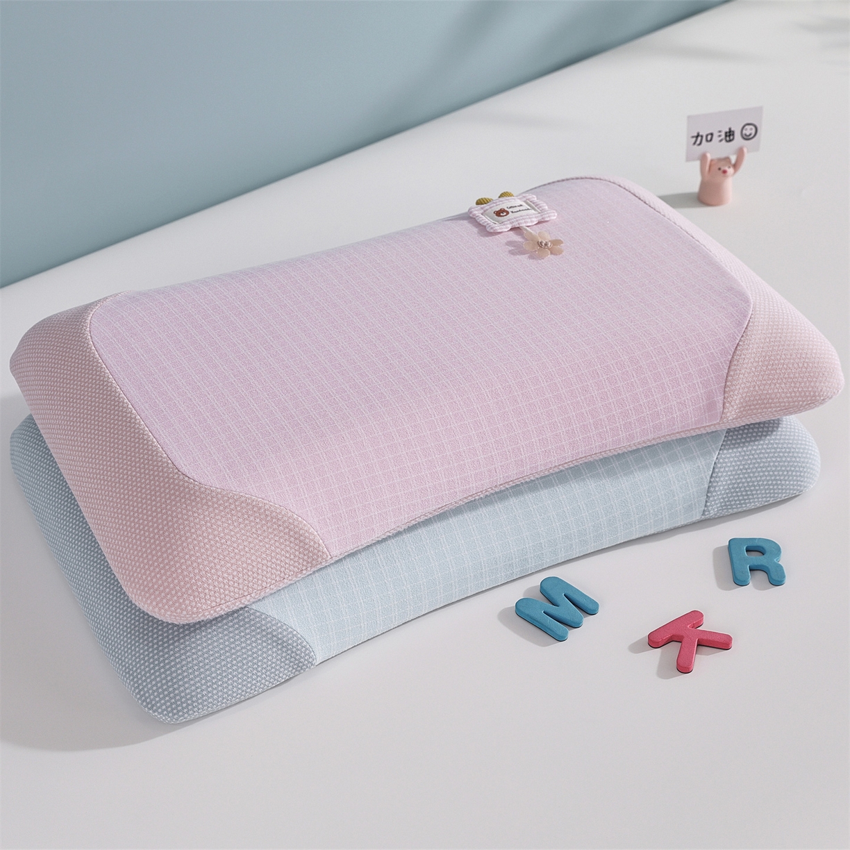 91家纺网 家纺一手货源 找家纺 （总）蔻眠 方格暖绒拼接礼物熊儿童记忆枕护颈枕芯学生枕头