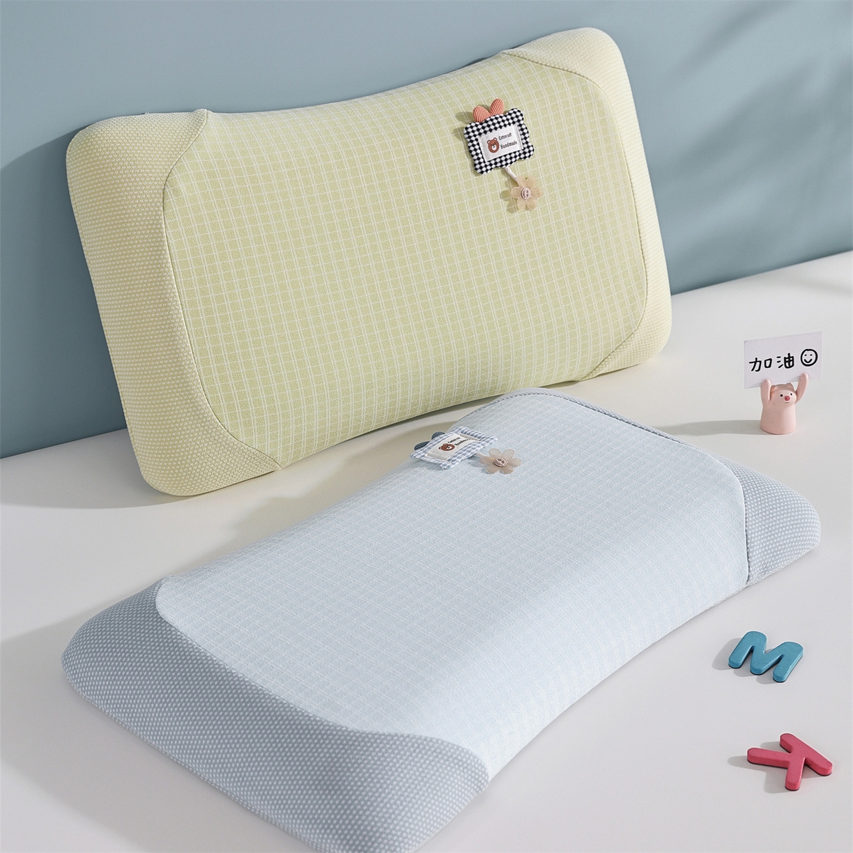 91家纺网 家纺一手货源 找家纺 （总）蔻眠 方格暖绒拼接礼物熊儿童记忆枕护颈枕芯学生枕头