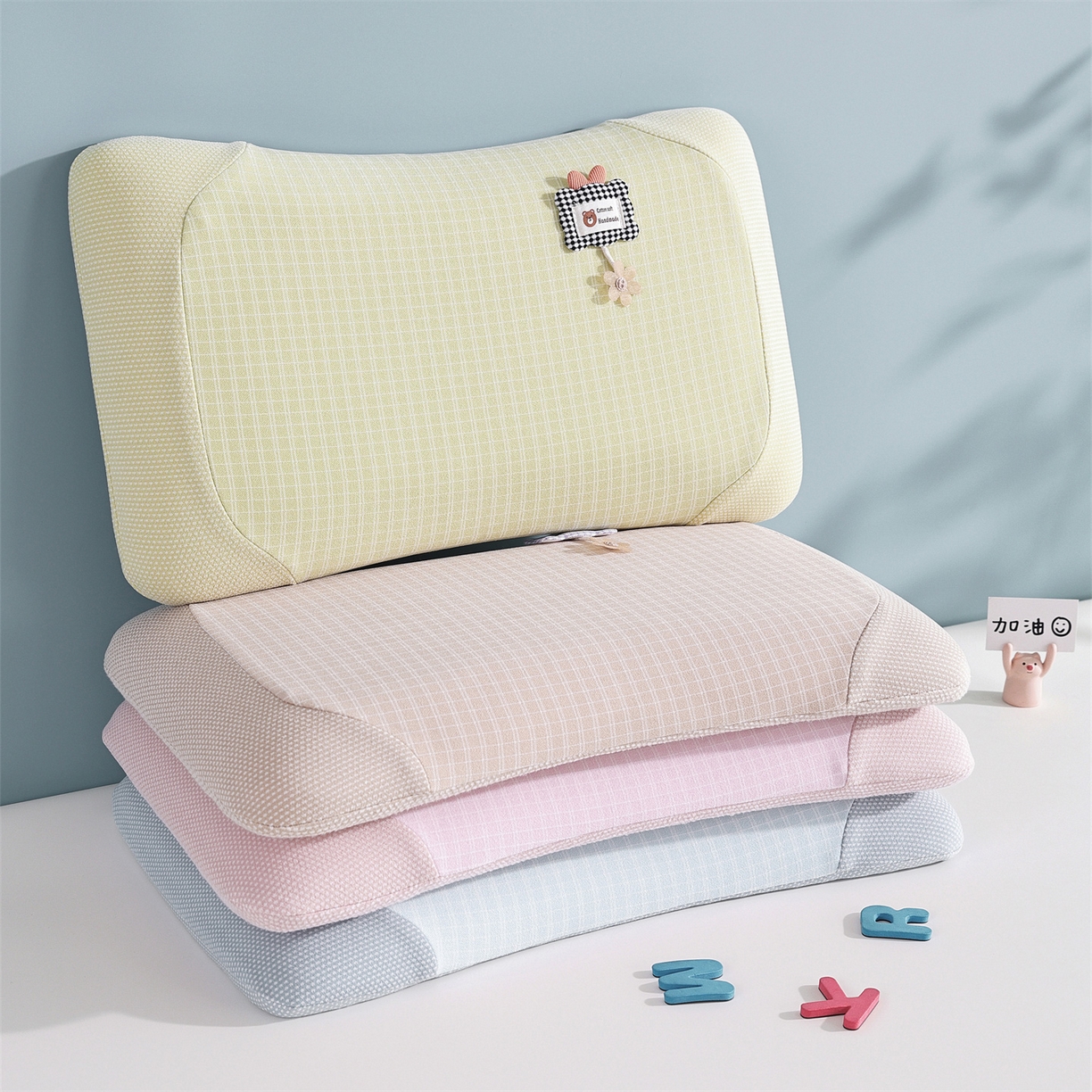 91家纺网 家纺一手货源 找家纺 （总）蔻眠 方格暖绒拼接礼物熊儿童记忆枕护颈枕芯学生枕头