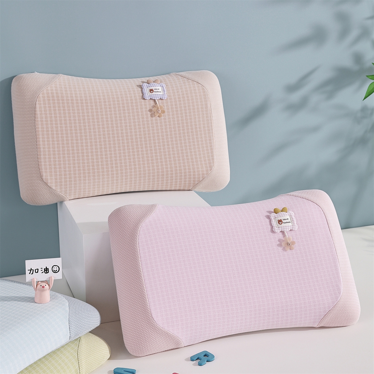 91家纺网 家纺一手货源 找家纺 （总）蔻眠 方格暖绒拼接礼物熊儿童记忆枕护颈枕芯学生枕头