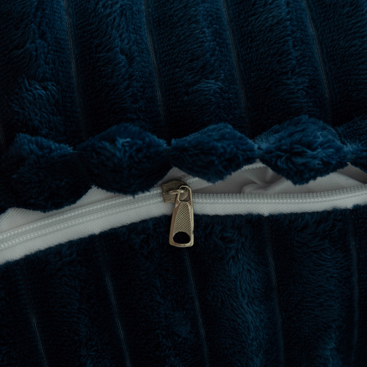 91家纺网 家纺一手货源 找家纺 美达人 2025新款兔绒抽条三角靠垫加枕头 Ziyu-兔绒-蓝色