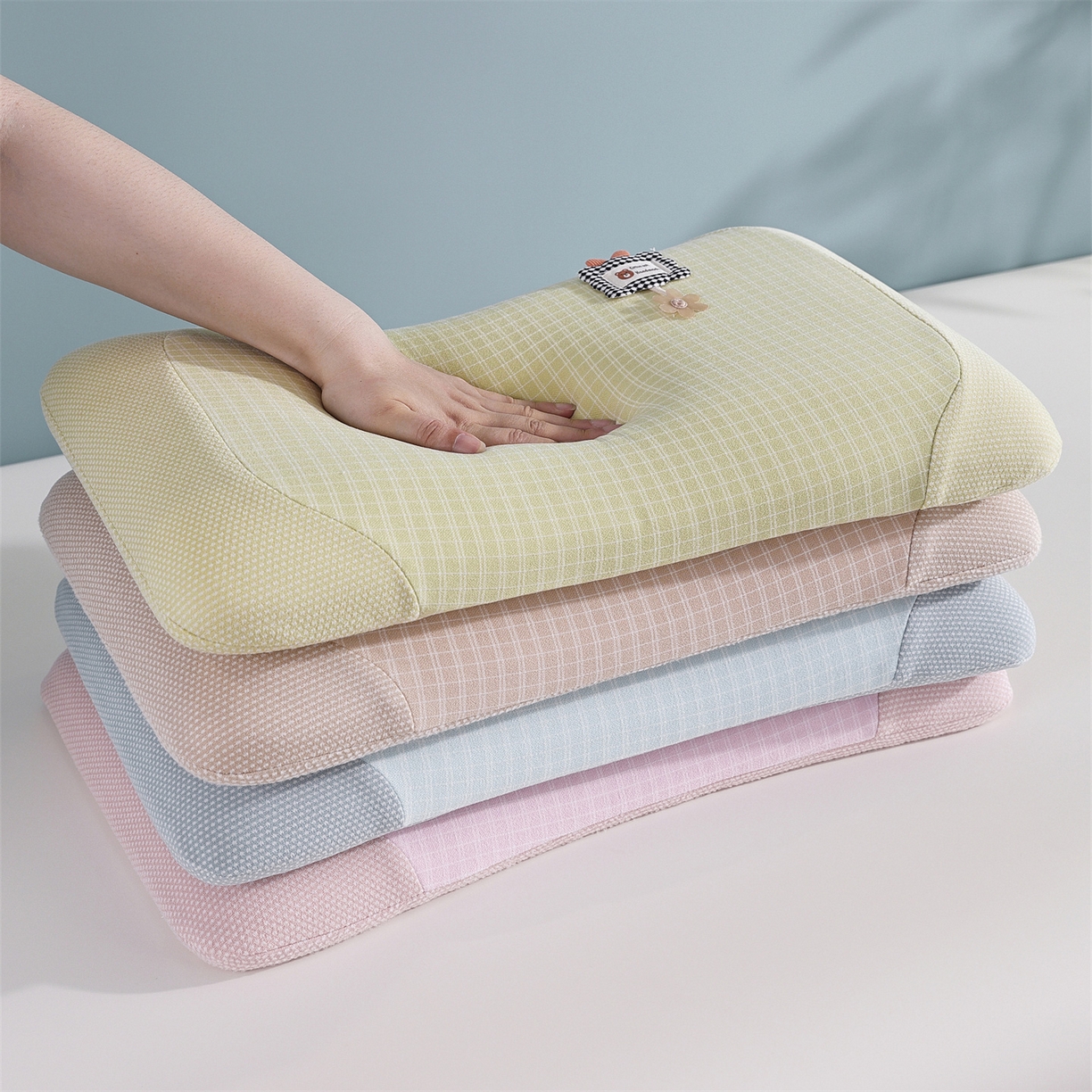 91家纺网 家纺一手货源 找家纺 （总）蔻眠 方格暖绒拼接礼物熊儿童记忆枕护颈枕芯学生枕头