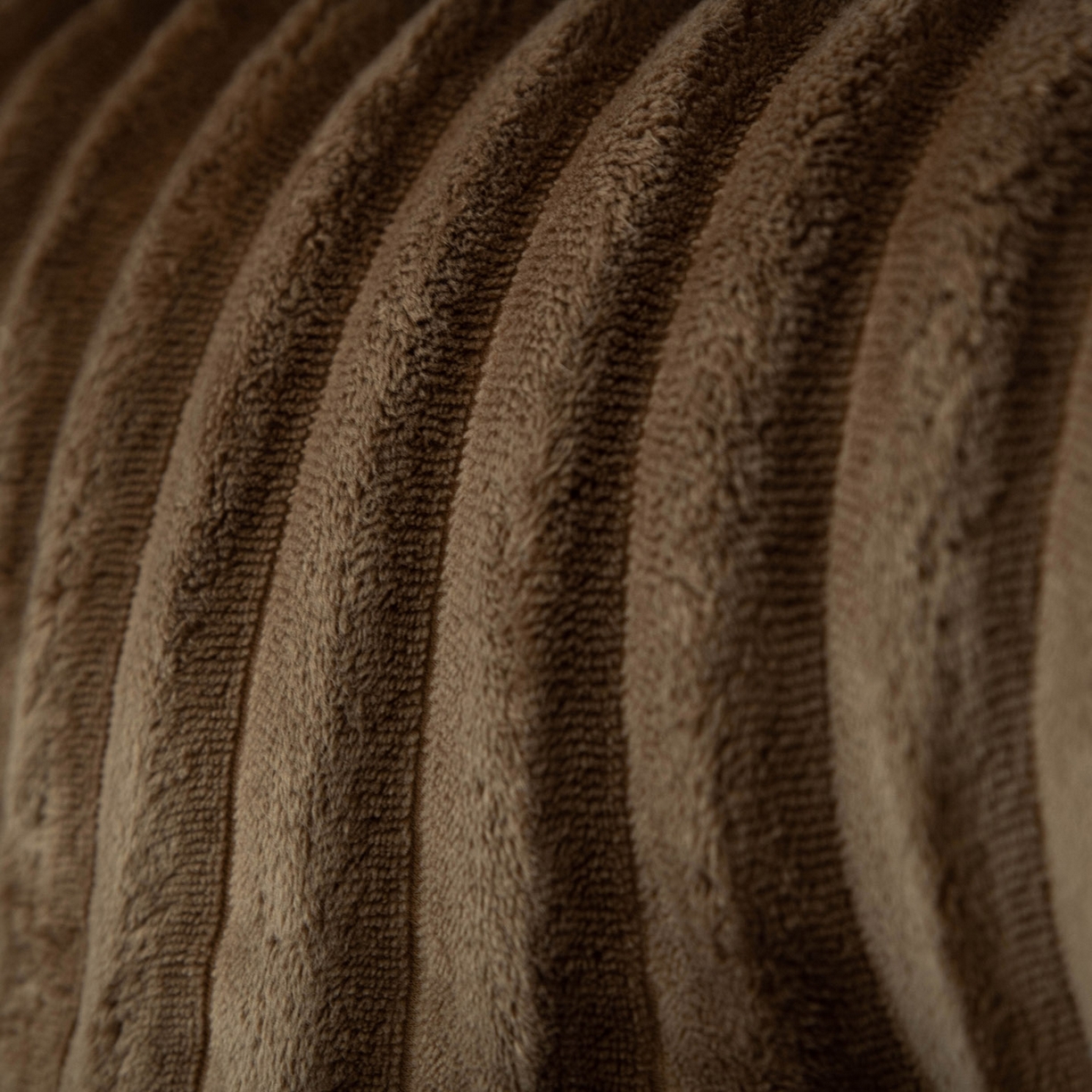 91家纺网 家纺一手货源 找家纺 美达人 2025新款兔绒抽条三角靠垫加枕头 Ziyu-兔绒-咖色