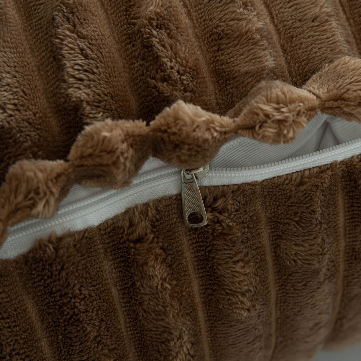 91家纺网 家纺一手货源 找家纺 美达人 2025新款兔绒抽条三角靠垫加枕头 Ziyu-兔绒-咖色