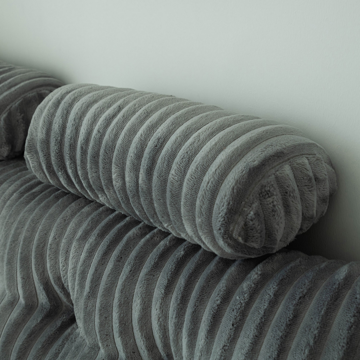 91家纺网 家纺一手货源 找家纺 美达人 2025新款兔绒抽条三角靠垫加枕头 Ziyu-兔绒-灰色