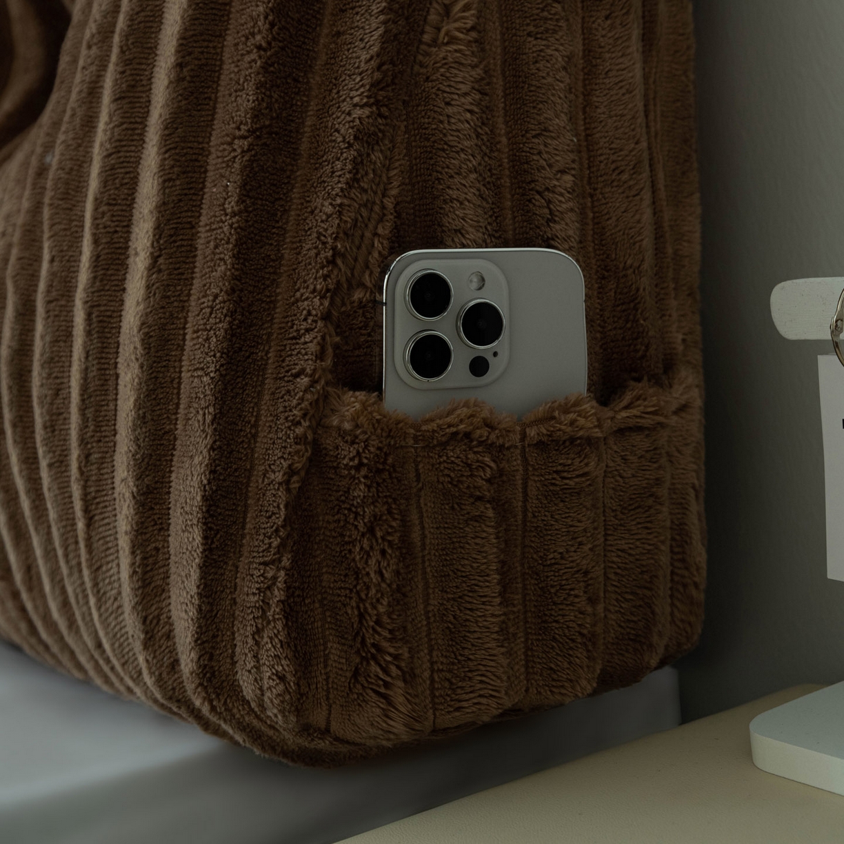 91家纺网 家纺一手货源 找家纺 美达人 2025新款兔绒抽条三角靠垫加枕头 Ziyu-兔绒-咖色