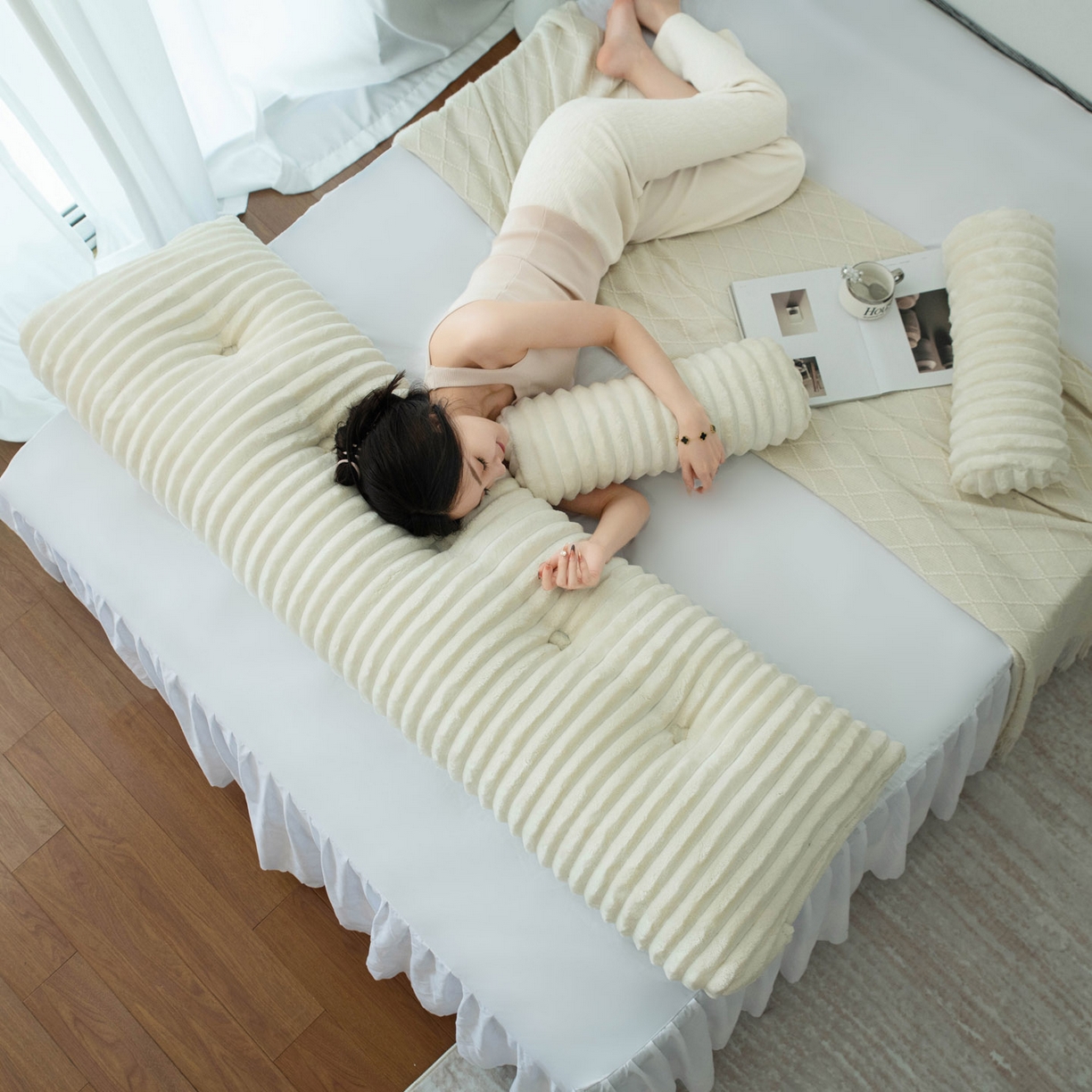 91家纺网 家纺一手货源 找家纺 美达人 2025新款兔绒抽条三角靠垫加枕头 Ziyu-兔绒-米白