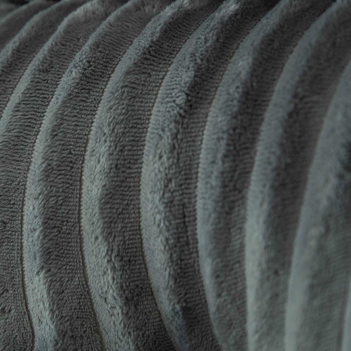 91家纺网 家纺一手货源 找家纺 美达人 2025新款兔绒抽条三角靠垫加枕头 Ziyu-兔绒-灰色