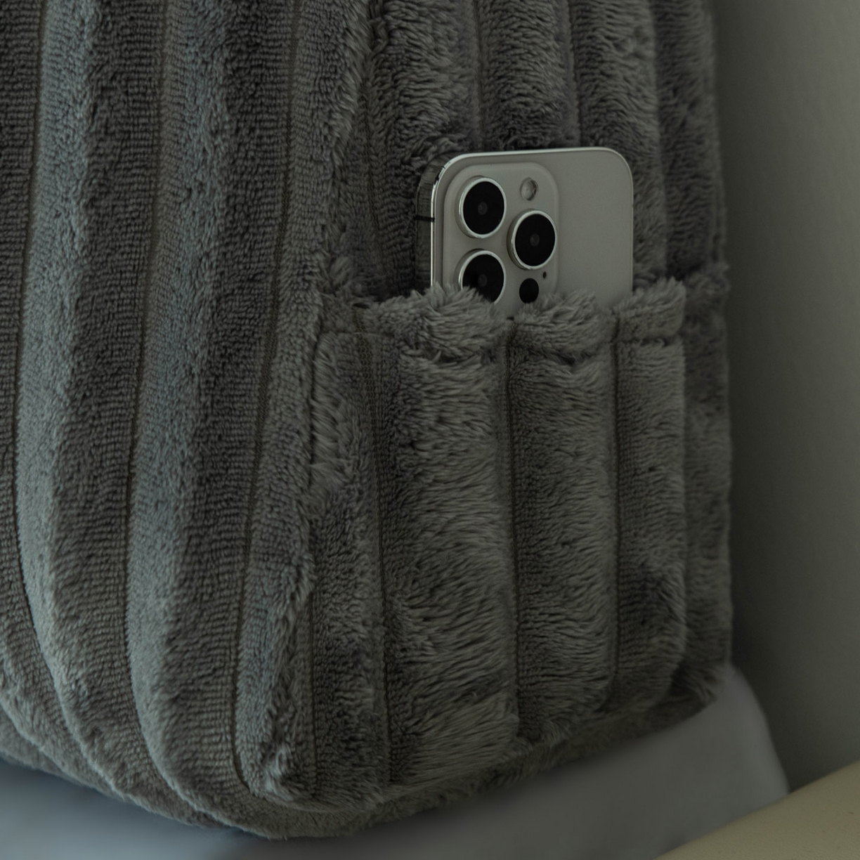 91家纺网 家纺一手货源 找家纺 美达人 2025新款兔绒抽条三角靠垫加枕头 Ziyu-兔绒-灰色