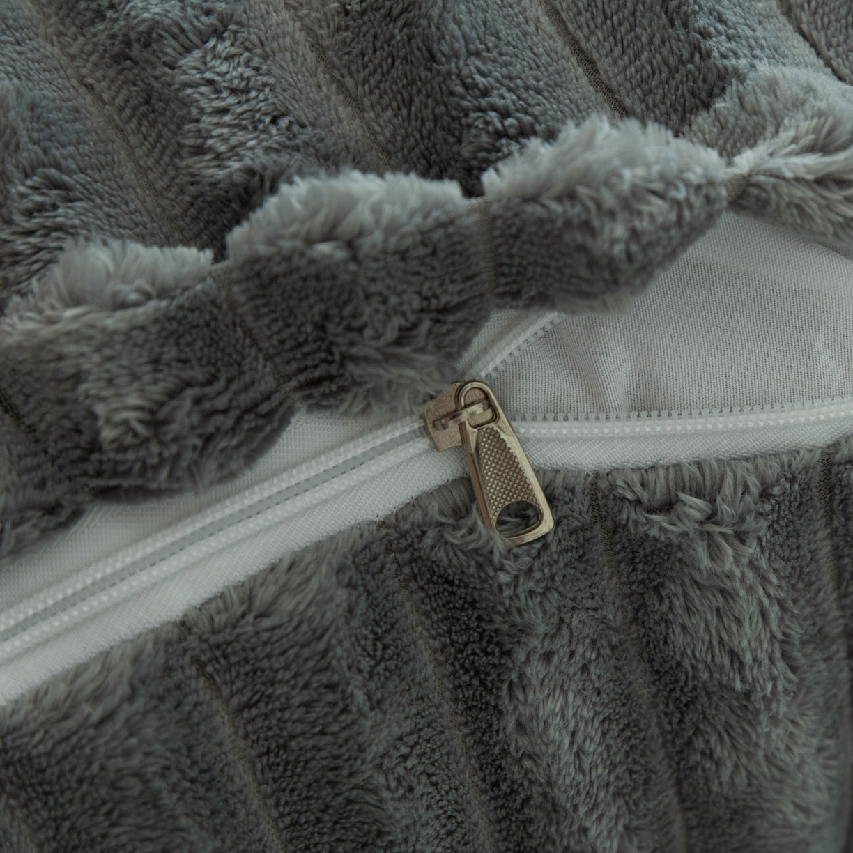 91家纺网 家纺一手货源 找家纺 美达人 2025新款兔绒抽条三角靠垫加枕头 Ziyu-兔绒-灰色