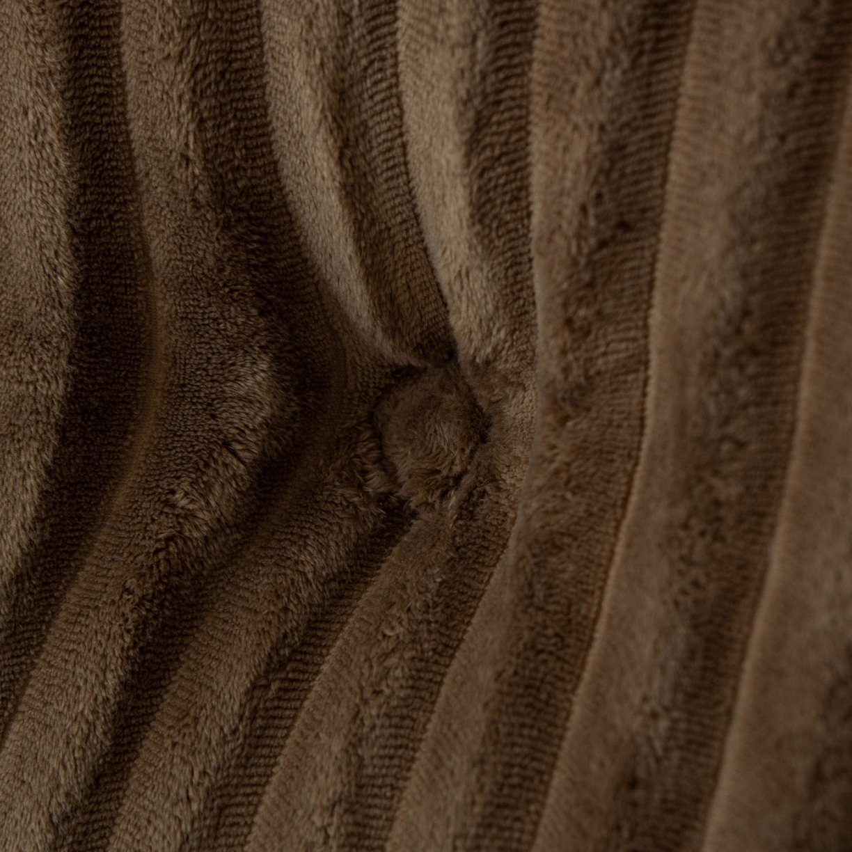 91家纺网 家纺一手货源 找家纺 美达人 2025新款兔绒抽条三角靠垫加枕头 Ziyu-兔绒-咖色