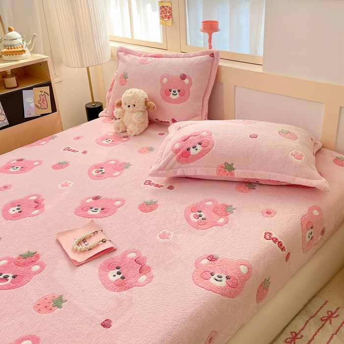 91家纺网 家纺一手货源 找家纺 川悦生活 2025新款高克重雪花绒卡通印花加厚保暖大床单床笠 床笠甜系粉熊