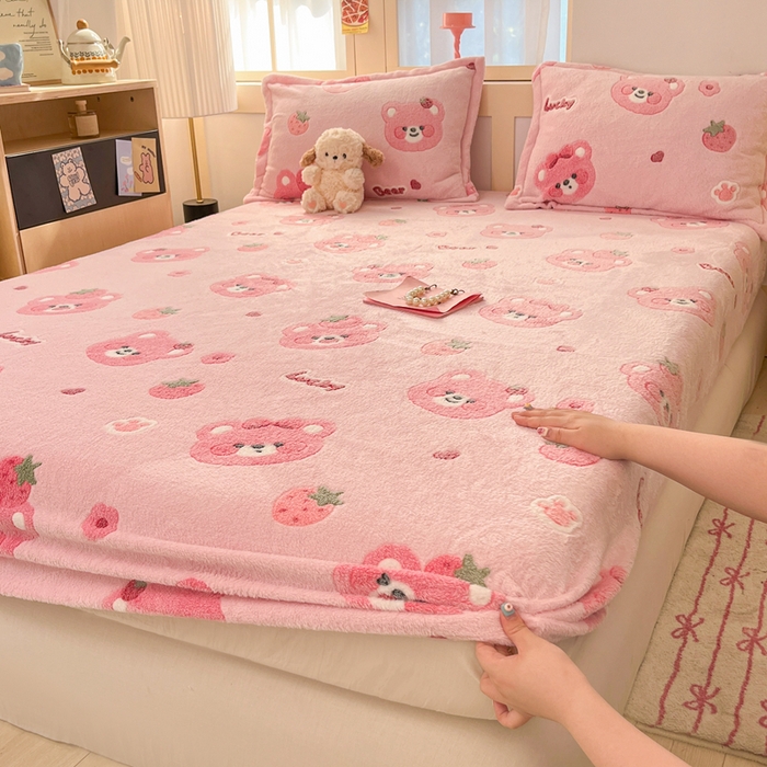 91家纺网 家纺一手货源 找家纺 川悦生活 2025新款高克重雪花绒卡通印花加厚保暖大床单床笠 床笠甜系粉熊